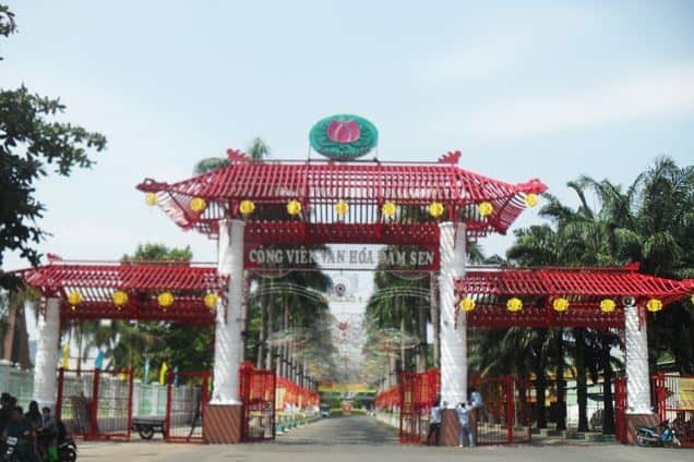 đầm sen cổng lạc long quân
