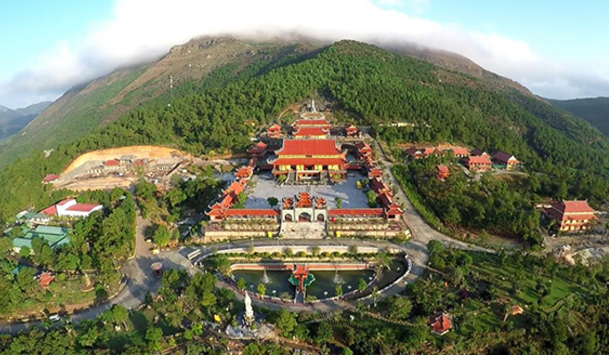 Du khách tham quan địa điểm du lịch Hải Dương mang đậm nét văn hóa và lịch sử truyền thống