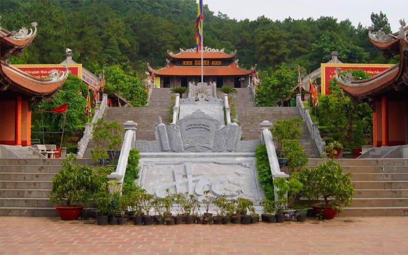 Khu di tích Côn Sơn Kiếp Bạc là địa điểm du lịch Hải Dương nổi tiếng thu hút đông đảo du khách