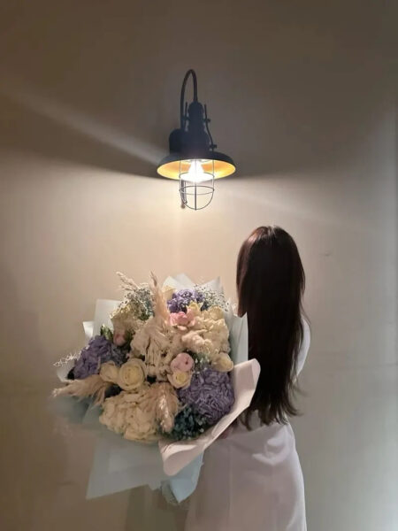 hình ảnh cô gái cầm hoa đẹp - Hình 2