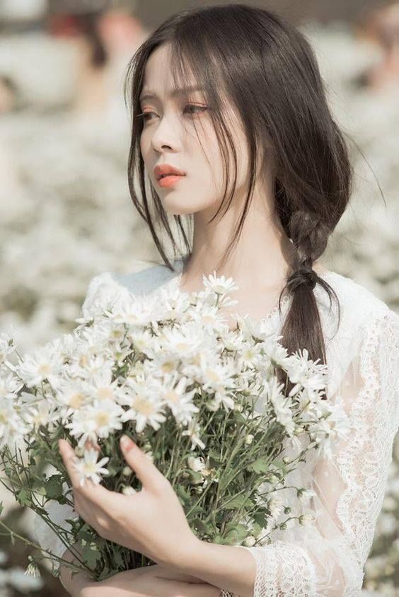 hình ảnh cô gái cầm hoa đẹp - Hình 4