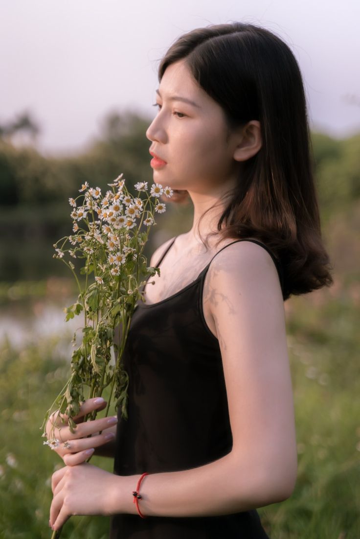 hình ảnh cô gái cầm hoa đẹp