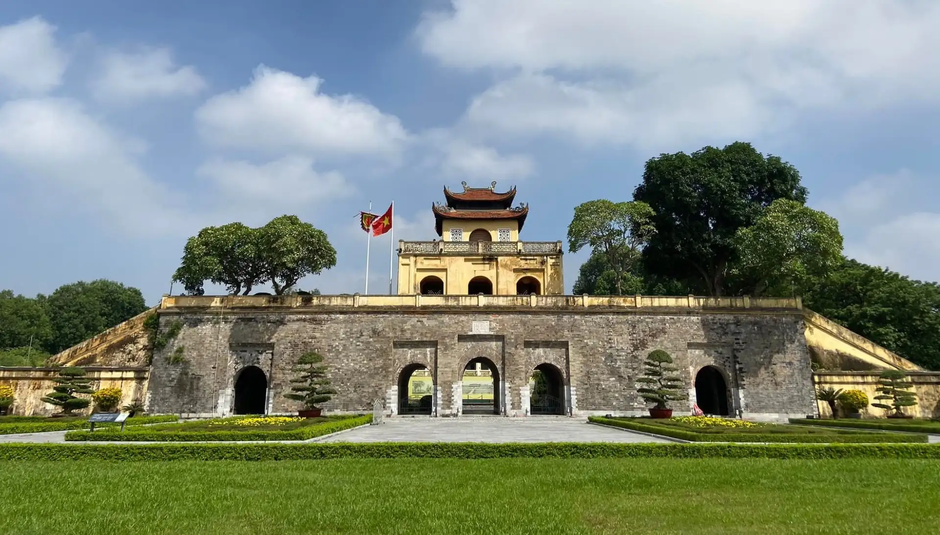 hoàng thành thăng long được xây dựng vào năm nào