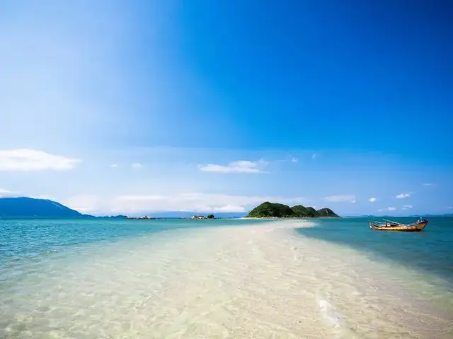 Cẩm Nang Du Lịch Nha Trang Tự Túc Hoàn Chỉnh: Bí Kíp Khám Phá Thành Phố Biển Từ A-z Cẩm Nang Du Lịch Nha Trang Tự Túc Hoàn Chỉnh: Bí Kíp Khám Phá Thành Phố Biển Từ A-z