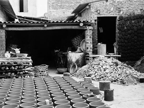 Khung cảnh làng gốm Bát Tràng Hà Nội nổi tiếng với nghề làm gốm truyền thống lâu đời