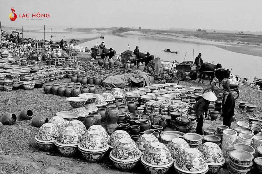 Nghệ nhân tại làng gốm Bát Tràng đang thực hiện công đoạn tạo hình gốm bằng tay thủ công