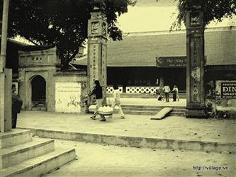 Hình ảnh làng gốm Bát Tràng với các sản phẩm gốm thủ công mang đậm nét truyền thống Việt Nam