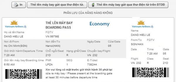 Hành khách kiểm tra mẫu vé máy bay điện tử của Vietnam Airlines trước giờ khởi hành