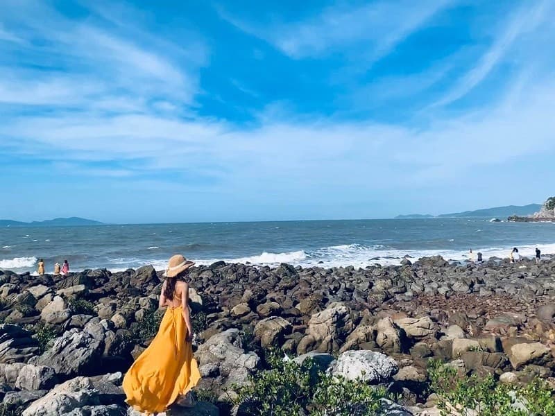 nên ở quan lạn hay minh châu