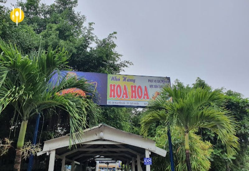 Khách dùng bữa tại nhà hàng Hoa Hoa Quy Nhơn không gian rộng rãi