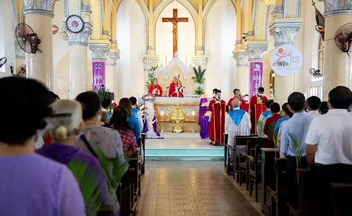 Cẩm Nang Nhà Thờ Con Gà Đà Nẵng: Tổng Hợp Mọi Thông Tin Tham Quan, Lịch Sử Và Mẹo Check-in