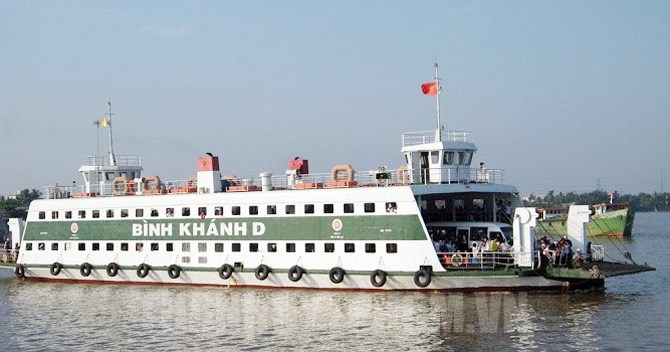người dân chờ phà Bình Khánh mấy giờ đóng cửa tại bến