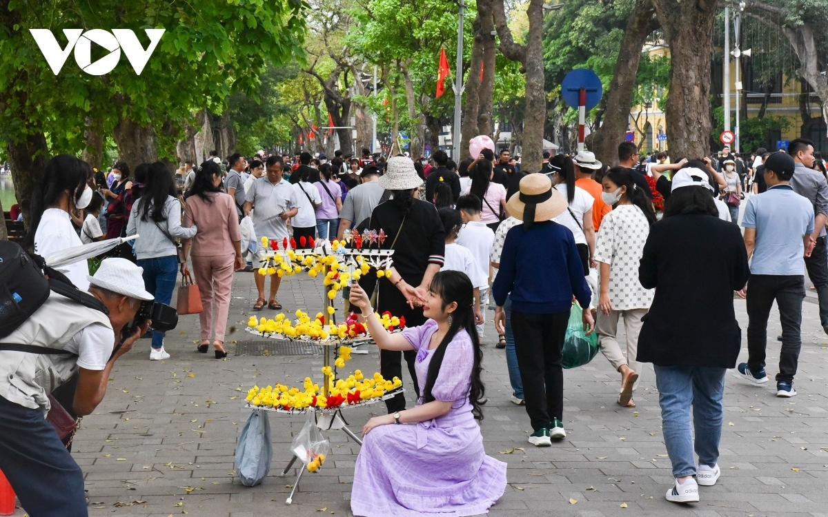 Người dân và du khách dạo chơi tại phố đi bộ Hồ Gươm quanh hồ Hoàn Kiếm