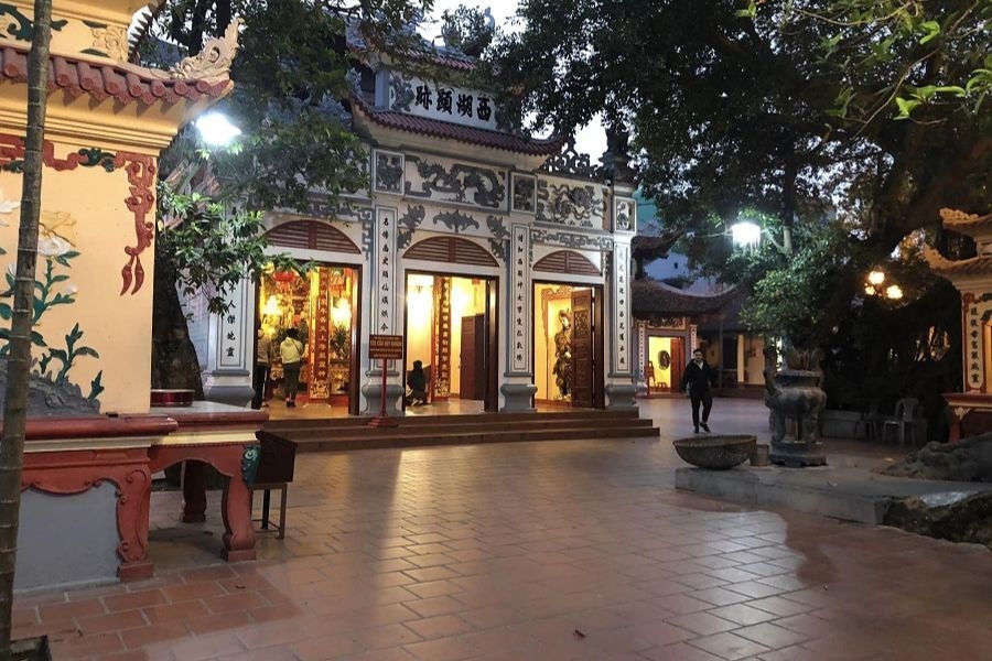 Phủ Tây Hồ giờ mở cửa cho khách tham quan và đi lễ