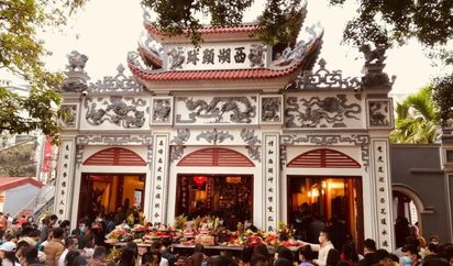 Không gian phủ Tây Hồ giờ mở cửa đông khách dịp cuối tuần