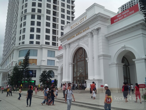 Siêu thị dưới lòng đất Hà Nội thu hút nhiều bạn trẻ đến tham quan và check in