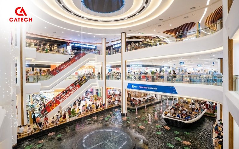 Khách tham quan trải nghiệm mua sắm tại siêu thị dưới lòng đất Hà Nội