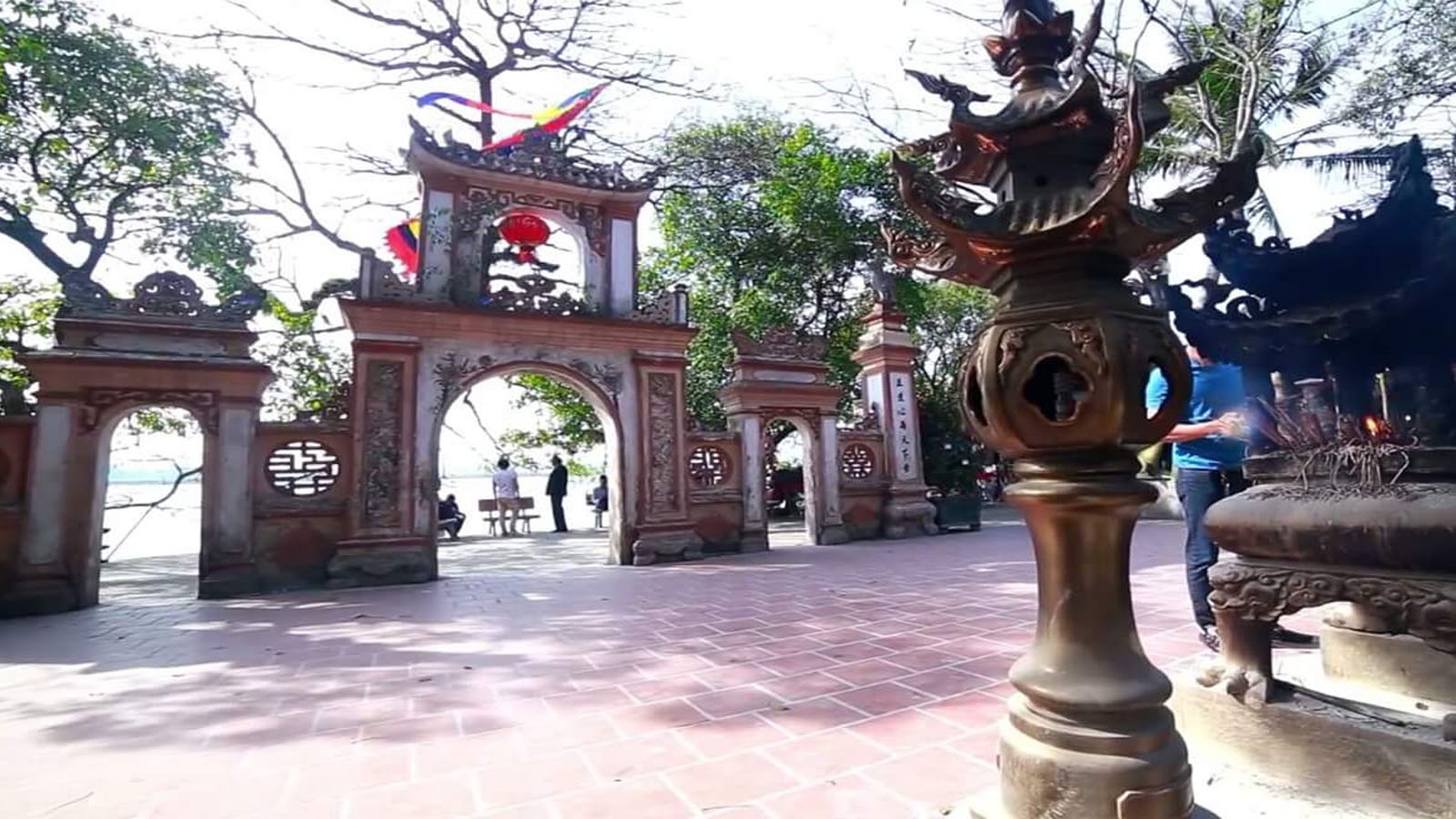 Du khách tìm hiểu sự tích đền Ông Hoàng Mười Hà Tĩnh