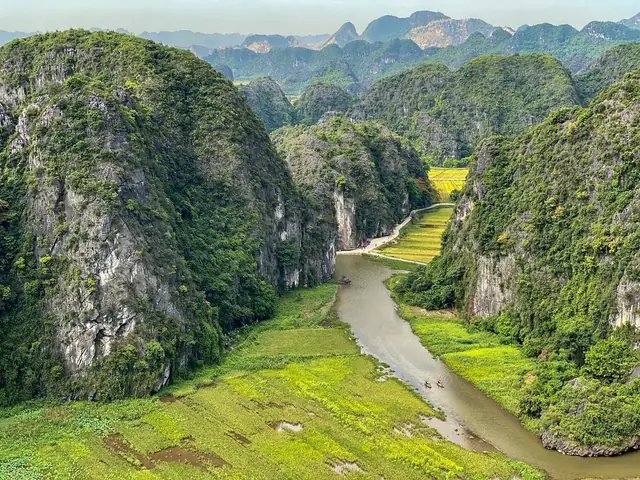 Tam Cốc Bích Đông Ninh Bình: Cẩm Nang Khám Phá Di Sản Thiên Nhiên Kỳ Vĩ Tam Cốc Bích Đông Ninh Bình: Cẩm Nang Khám Phá Di Sản Thiên Nhiên Kỳ Vĩ