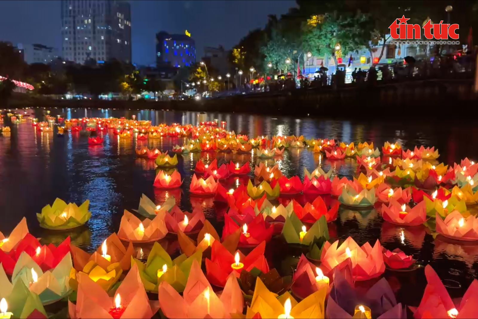thả đèn hoa đăng chùa pháp hoa - Hình 3