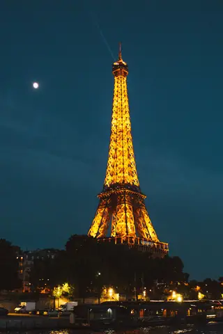 Tháp Eiffel Có Gì Đặc Biệt? Bí Mật Đằng Sau Biểu Tượng Vạn Người