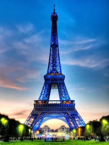 Tháp Eiffel Có Gì Đặc Biệt? Bí Mật Đằng Sau Biểu Tượng Vạn Người