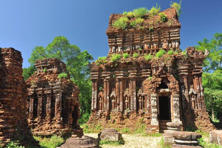 Du khách tham quan di tích trong thuyết minh về Thánh địa Mỹ Sơn