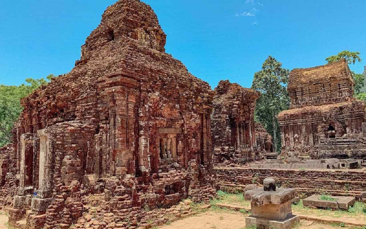 Khung cảnh cổ kính trong thuyết minh về Thánh địa Mỹ Sơn
