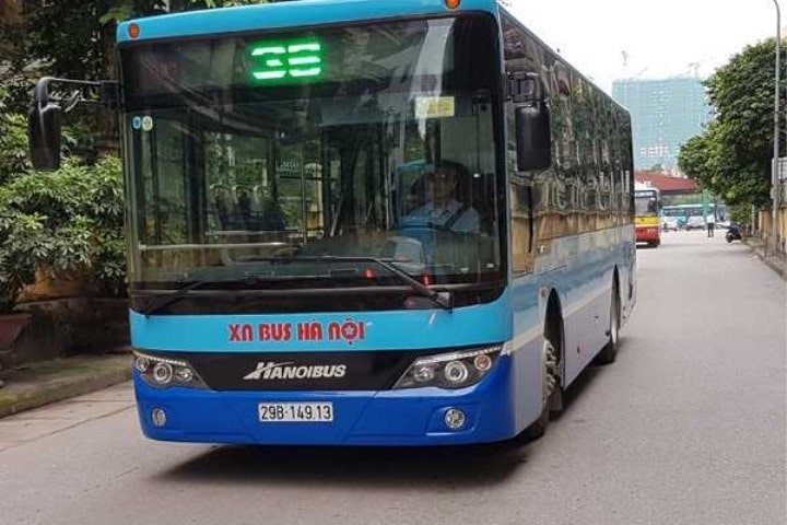 Hành khách chờ xe bus 38 tại điểm dừng quen thuộc