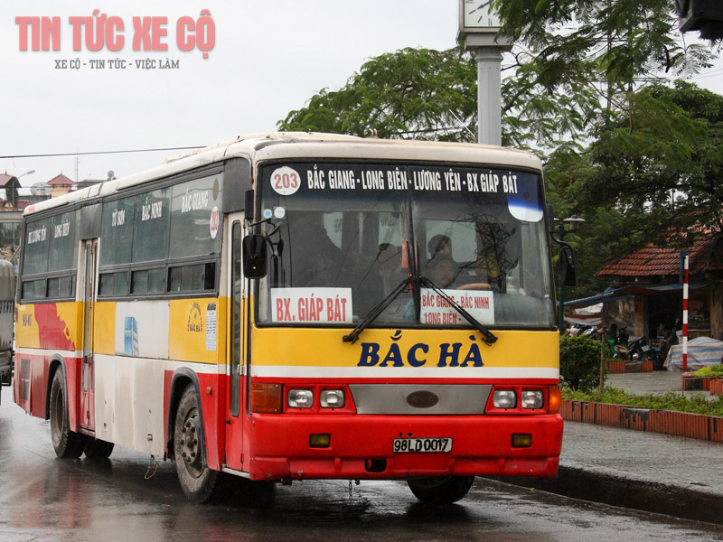 Hành khách lên xe bus tuyến Bắc Giang đi Hà Nội