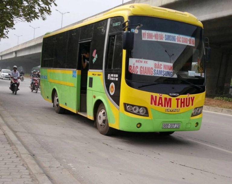 Bến xe bus Bắc Giang Hà Nội với nhiều xe khách đậu sẵn