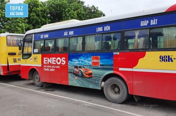 Xe bus Bắc Giang Hà Nội đang di chuyển trên tuyến đường quốc lộ
