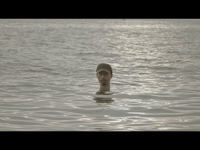 xung quanh anh toàn là nước - Hình 2