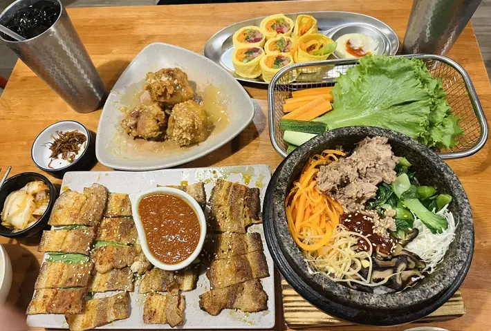 Ăn Gì Ở Phan Xích Long: Cẩm Nang Ẩm Thực Đường Phối Sài Gòn