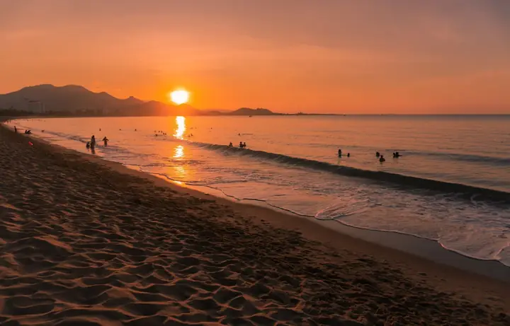 Khám Phá Bãi Biển Bình Sơn Ninh Thuận: Hướng Dẫn Du Lịch