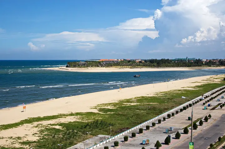 Cẩm Nang Bãi Biển Đẹp Ở Quảng Bình: Top 4 Điểm Đến Hoang Sơ & Lý Tưởng