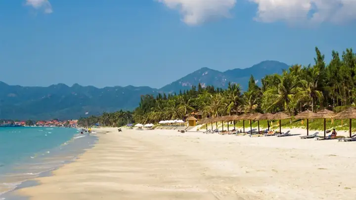Cẩm Nang Du Lịch Bãi Biển Dốc Lết Ninh Hòa: Khám Phá Biển Xanh Cát Trắng Nguyên Sơ