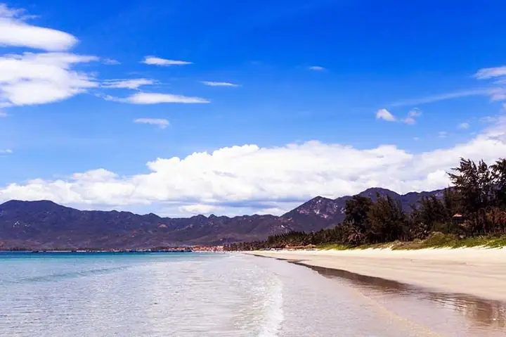 Cẩm Nang Du Lịch Bãi Biển Dốc Lết Ninh Hòa: Khám Phá Biển Xanh Cát Trắng Nguyên Sơ