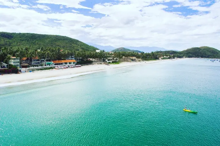 Cẩm Nang Du Lịch Bãi Biển Dốc Lết Ninh Hòa: Khám Phá Biển Xanh Cát Trắng Nguyên Sơ