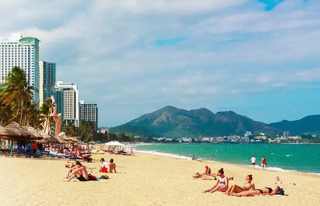 Khám Phá Bãi Biển Phạm Văn Đồng – Hướng Dẫn Du Lịch Chi Tiết