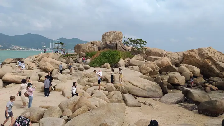 Bãi Tắm Hòn Chồng Nha Trang: Cẩm Nang Trải Nghiệm Toàn Diện Cho Du Khách