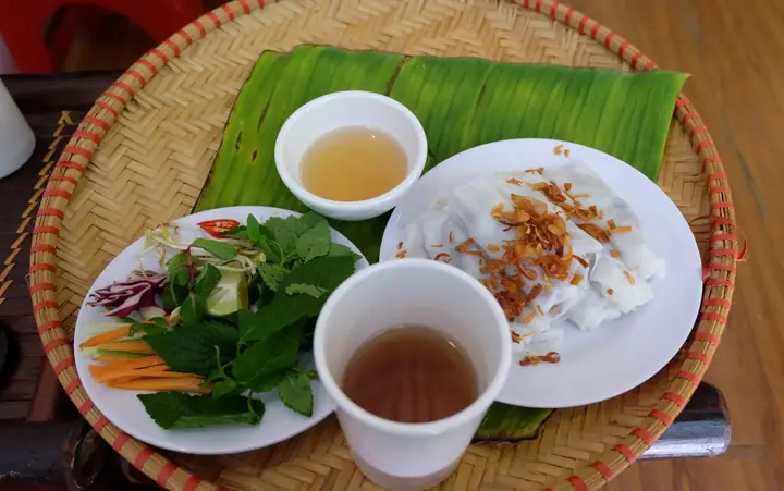 Review Quán Bánh Cuốn Bà Hanh Hà Nội: Hương Vị Truyền Thống Giữa Lòng Phố Cổ Review Quán Bánh Cuốn Bà Hanh Hà Nội: Hương Vị Truyền Thống Giữa Lòng Phố Cổ