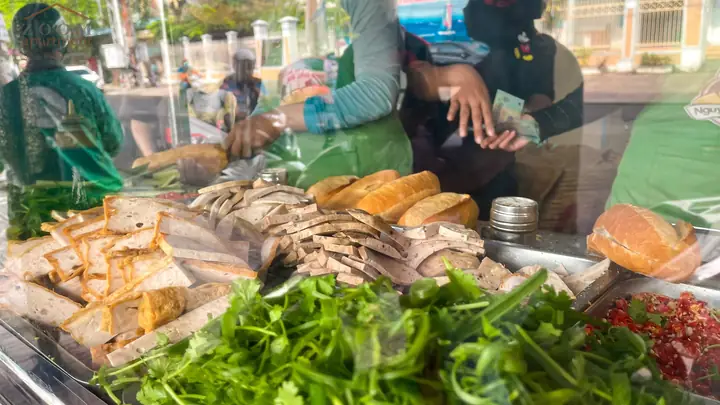 Khám Phá Bánh Mì Nguyên Hương Nha Trang: Địa Chỉ, Thực Đơn, Giá