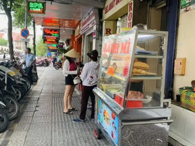 Bánh Mì Oanh Lý Tự Trọng: Đánh Giá Chi Tiết Từ A Đến Z Bánh Mì Oanh Lý Tự Trọng: Đánh Giá Chi Tiết Từ A Đến Z