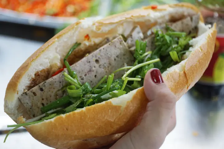 Bánh Mì Thịt Nướng Nha Trang: Hương Vị Đường Phố Đáng Nhớ
