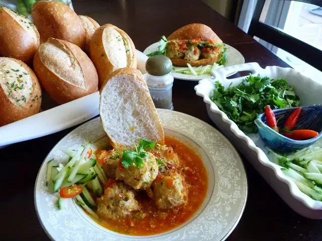 Khám Phá Bánh Mì Xíu Mại Bà Năm – Đánh Giá Hương Vị