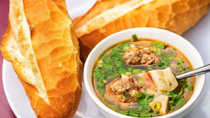 Khám Phá Bánh Mì Xíu Mại Bà Năm – Đánh Giá Hương Vị