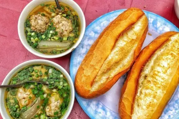Khám Phá Bánh Mì Xíu Mại Bà Năm – Đánh Giá Hương Vị
