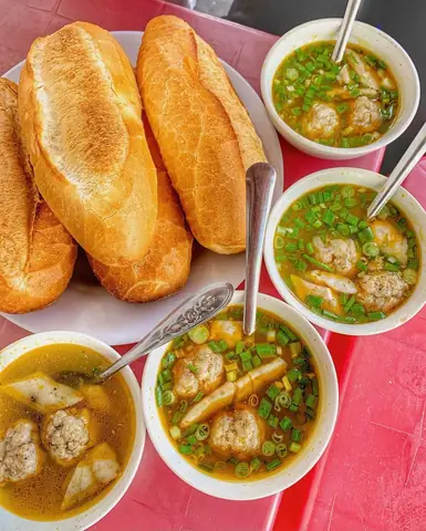 Khám Phá Bánh Mì Xíu Mại Bà Năm – Đánh Giá Hương Vị