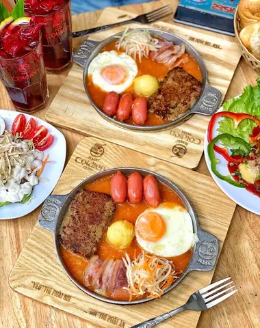 Bánh Mỳ Chảo Cột Điện Quán: Đánh Giá Chi Tiết Về Món Ăn Vàng Của Hà Nội
